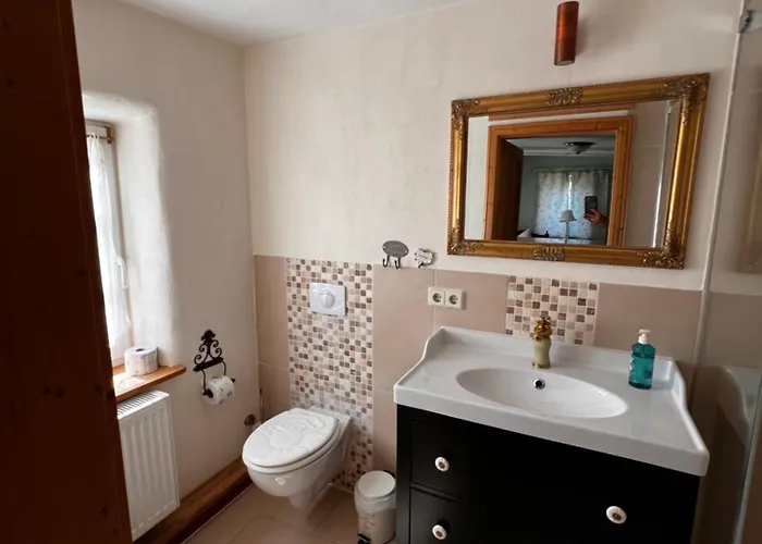 Schwarzer Kater بيت للعطل *